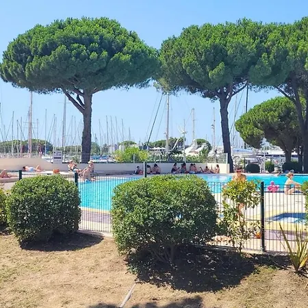 Le Gallion Piscine Et Commerces 1 De France Daire *